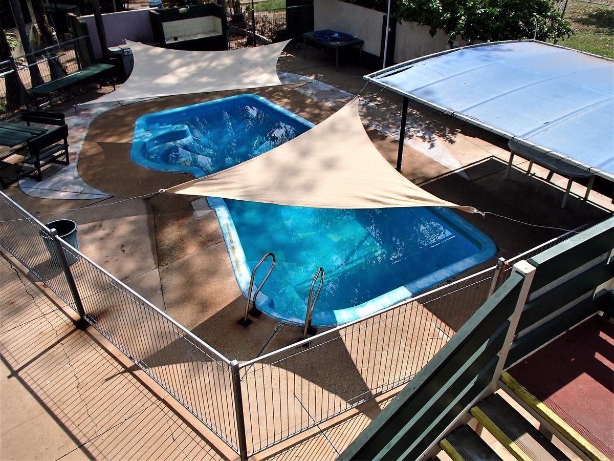 Palm Court Backpackers Hostel Katherine Kültér fotó
