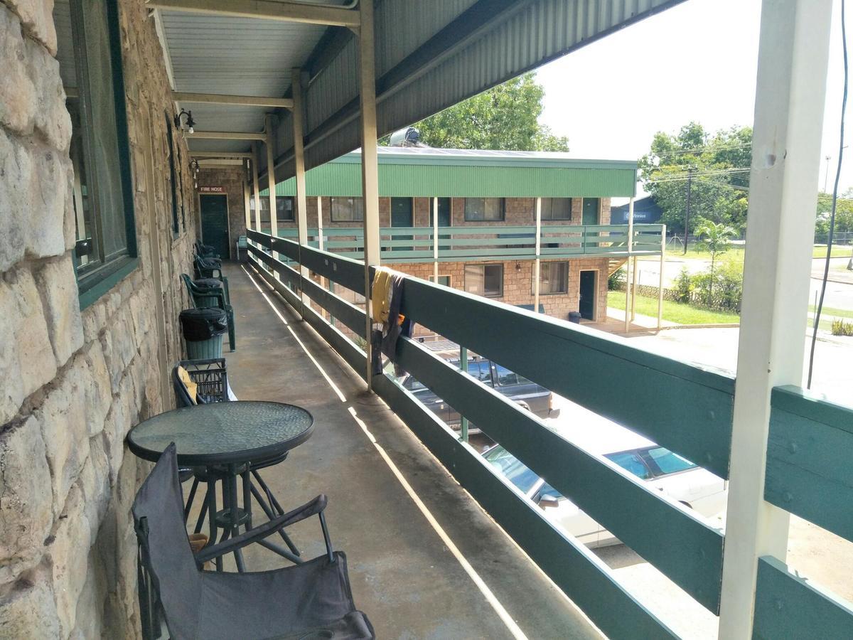 Palm Court Backpackers Hostel Katherine Kültér fotó